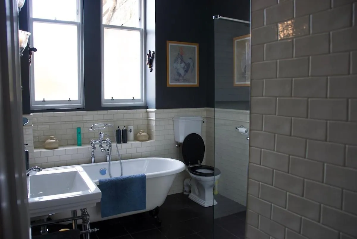 Victorian Apartment With Car Parking In Driveway, Murrayfield Edinburgh