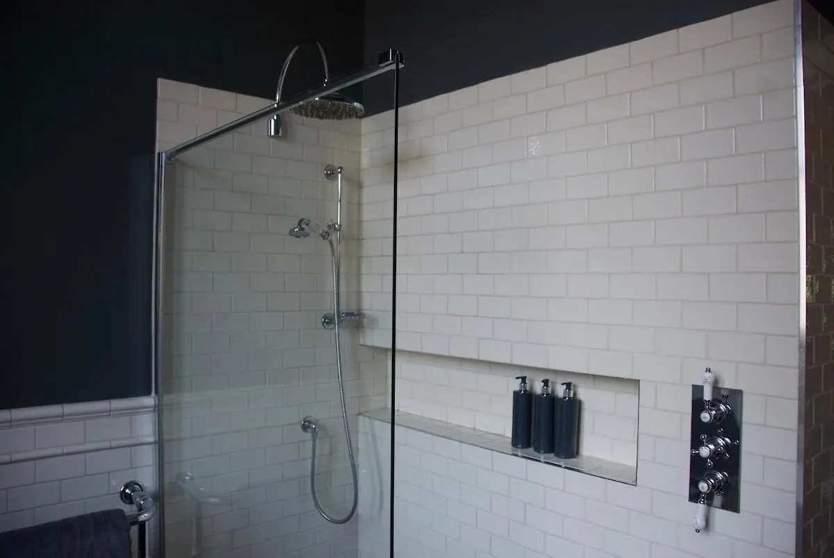Victorian Apartment With Car Parking In Driveway, Murrayfield Edinburgh