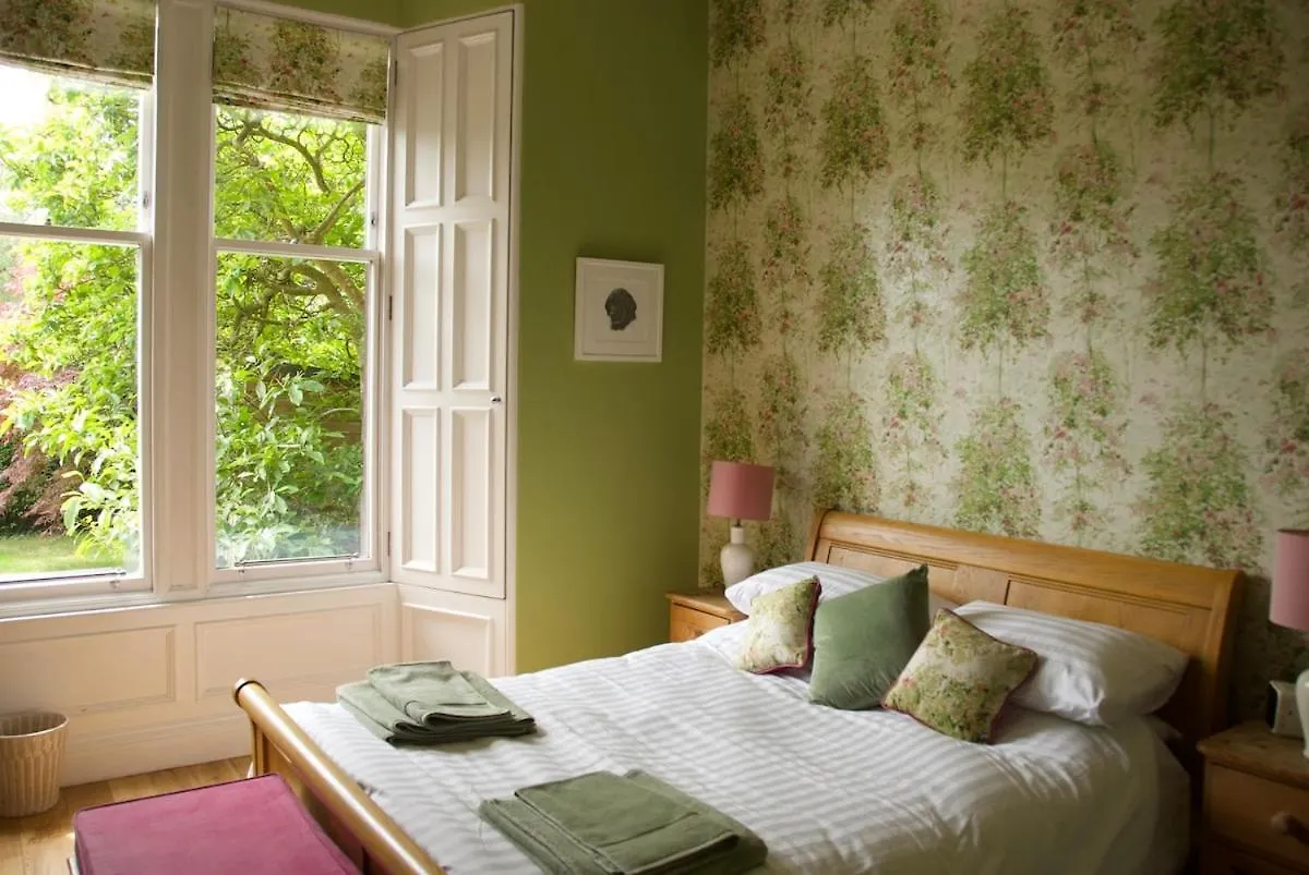 Victorian Apartment With Car Parking In Driveway, Murrayfield Edinburgh