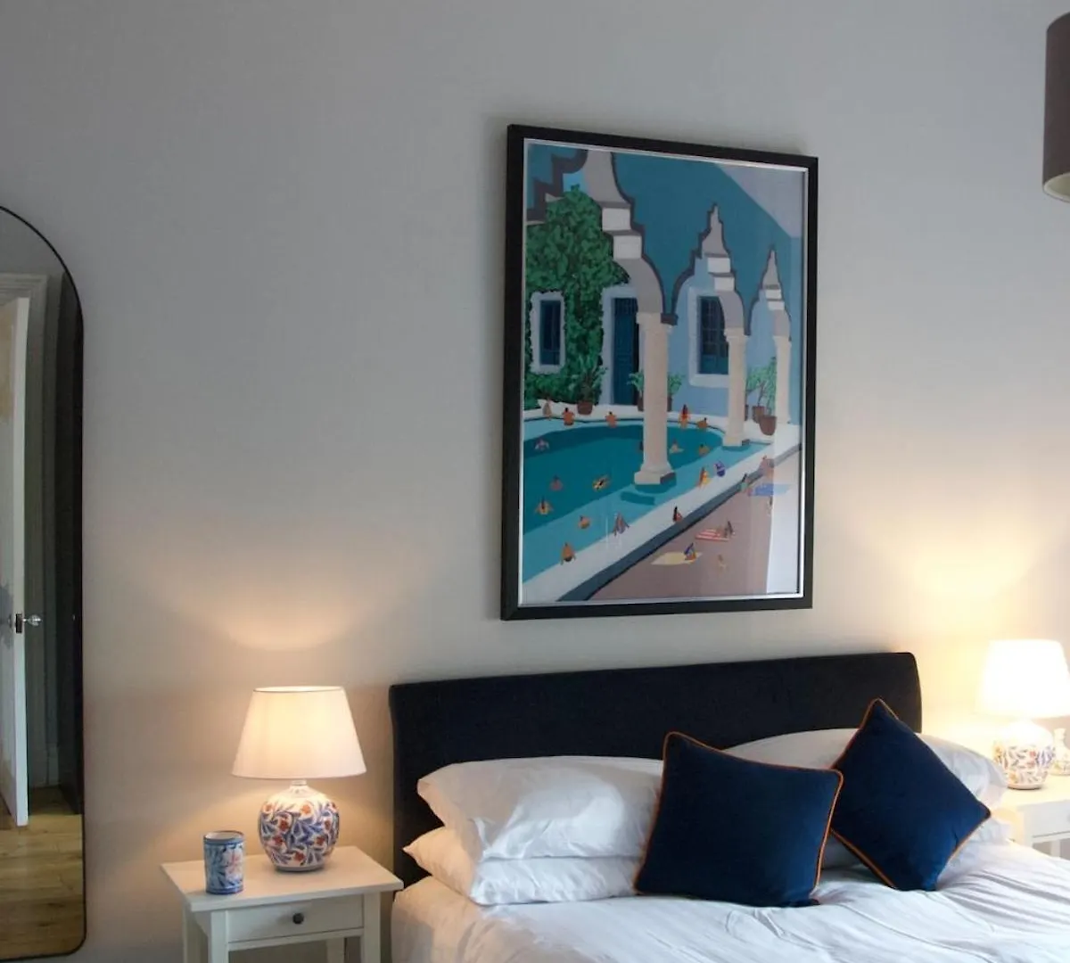 Victorian Apartment With Car Parking In Driveway, Murrayfield Edinburgh
